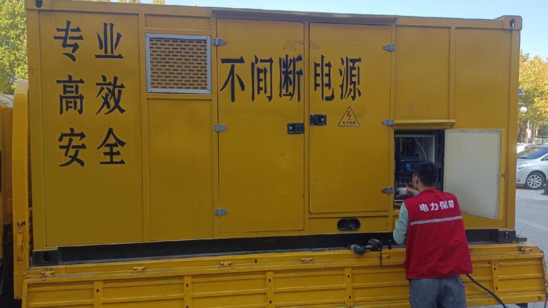 新荣柴油发电机组和UPS电源配合使用时，如何避免切换过程中的电力中断？
