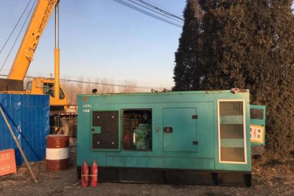 新荣如何通过改变励磁回路电阻的方式调节柴油发电机组的输出电压？